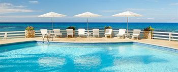 Couples San Souci poolside