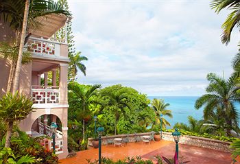 Couples San Souci courtyard