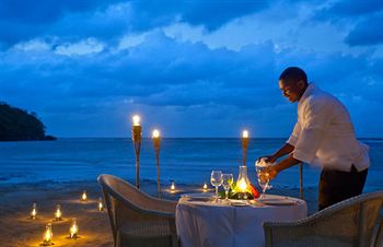 Couples San Souci nighttime dining