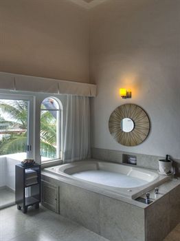 Hidden Beach Resort spa tub